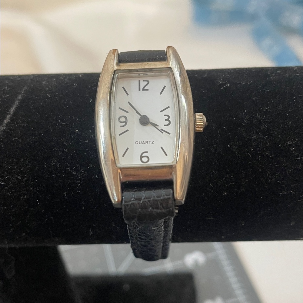 Classic Black Leather Strap Quartz Watch adjustable strap on
